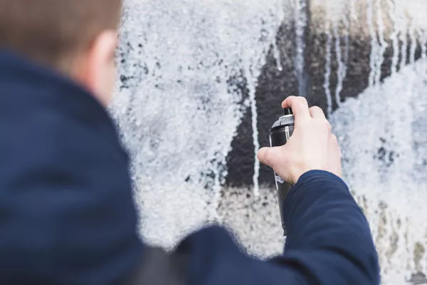 Professionnel pour nettoyage de graffiti sur mur en pierre, Hyères, LVGF