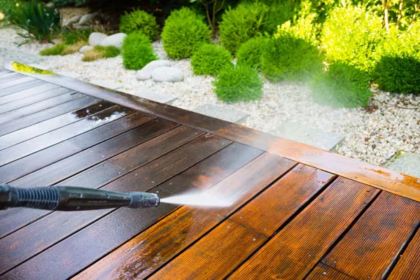 Application d'un traitement hydrofuge sur une terrasse en bois non couverte, Hyères, LVGF