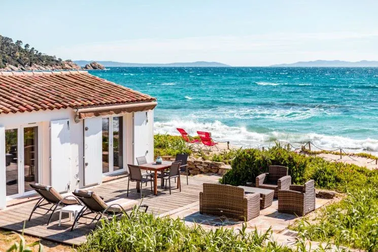 Nettoyage de façade en bord de mer à Hyères : protégez votre maison du sel et de l’humidité, Hyères, LVGF